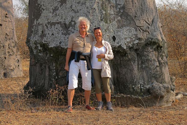 Robert Schneider und seine Frau vor einem mächtigen Affenbrotbaum